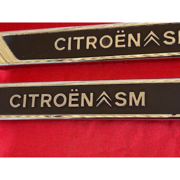 2 sigles droit et gauche reconditionné custode original Citroën SM Maserati