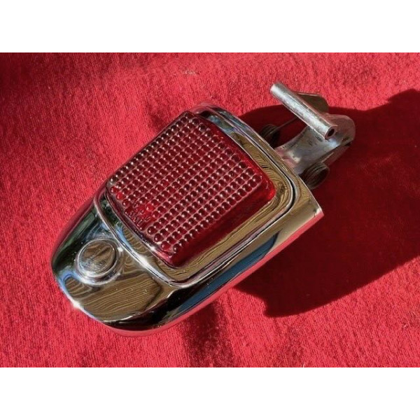 Feu AR neuf avec trappe à essence Peugeot 403 tpv330