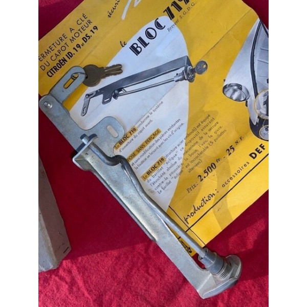 Accessoire neuf original serrure capot avant Citroën ID DS 19 ou 21 maxi 1967