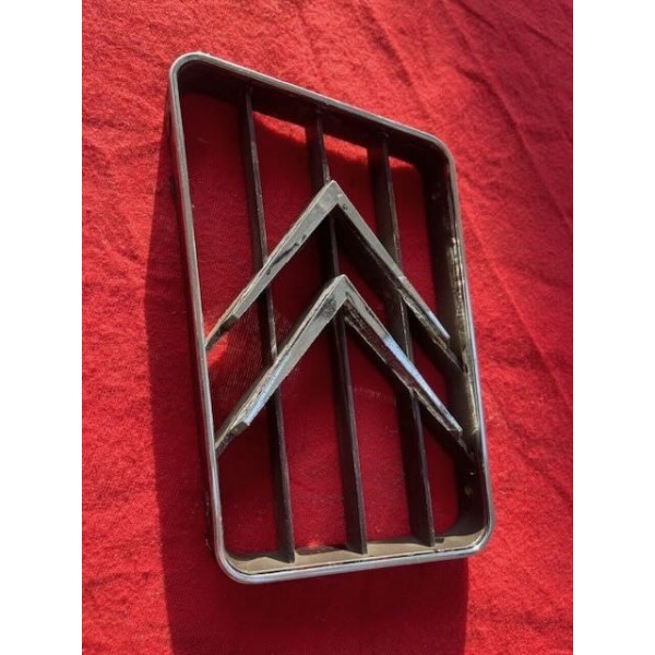 Enjoliveur capot origine Citroën SM Maserati
