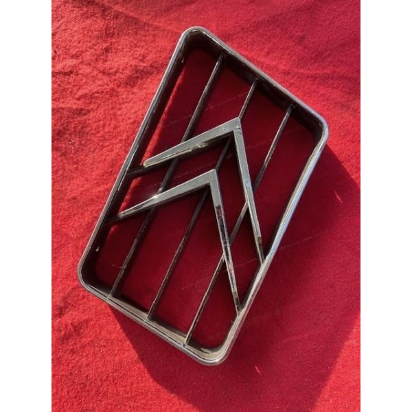 Enjoliveur capot origine Citroën SM Maserati