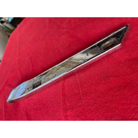 Support sigle latéral custode arrière origine Citroën SM Maserati