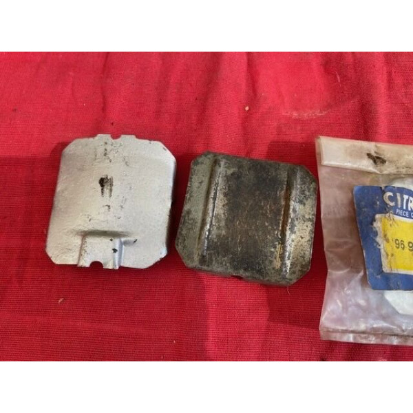 Lot de cache poussières étrier arrière origine Citroën SM Maserati