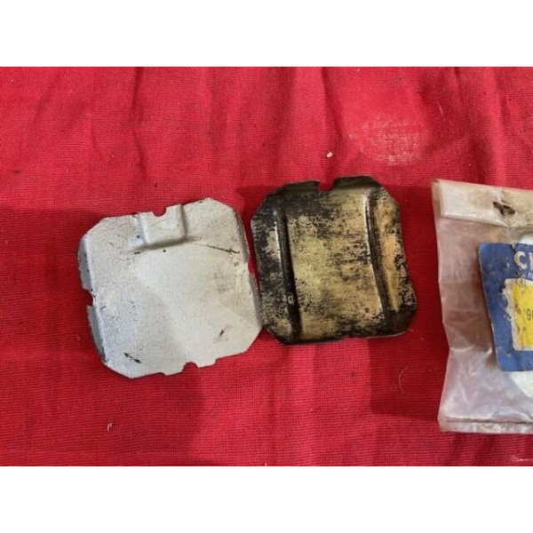Lot de cache poussières étrier arrière origine Citroën SM Maserati