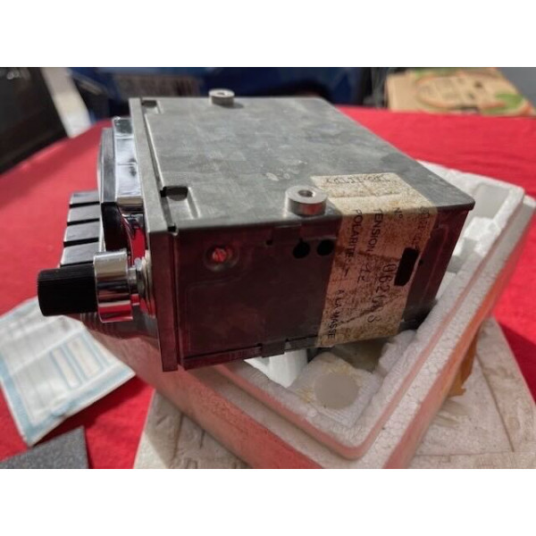 Petite radio Ara neuve avec façade accessoire origine Citroën ID DS 1970 à 1975