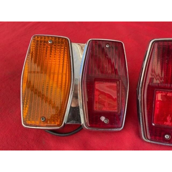 2 feux arrière neuf complet Peugeot 304 berline