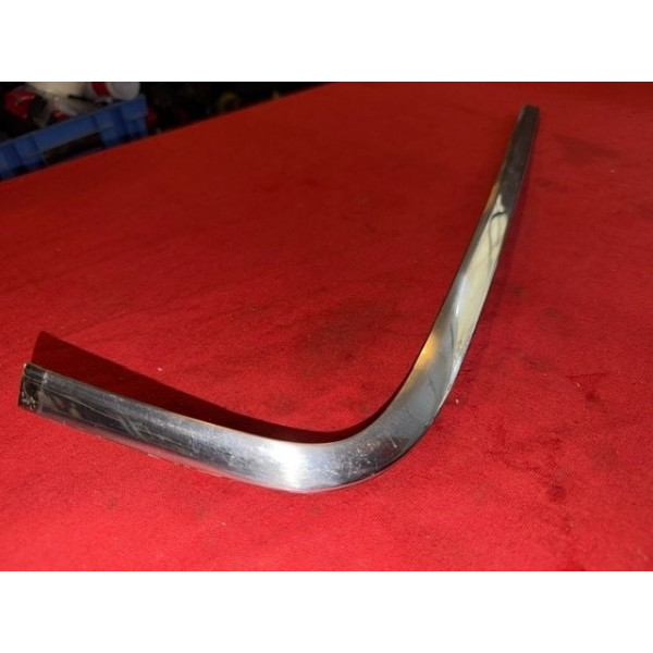 Habillage inox côté gauche inférieur lunette arrière Citroën SM Maserati