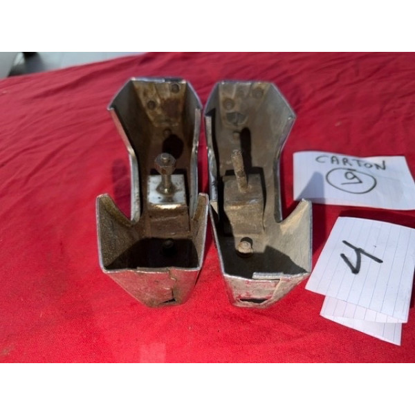 Jeu de 2 butoirs arrière de pare choc originaux droit et gauche Renault 8 Gordini