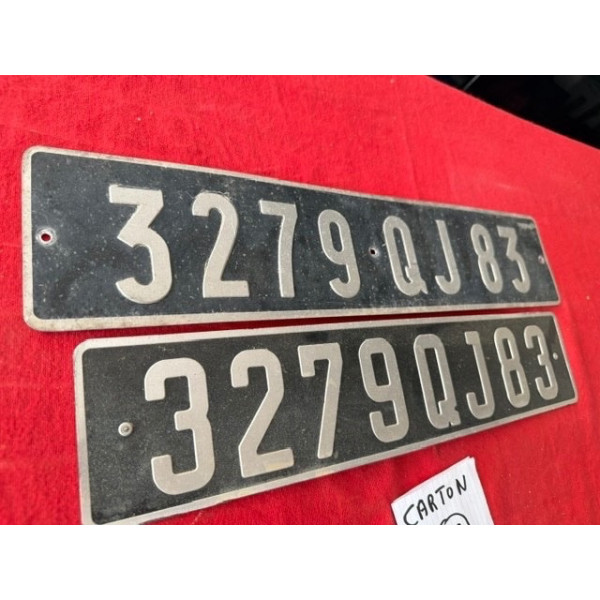 Anciennes plaques d'immatriculation d'époque années 60 vintage Automobilia