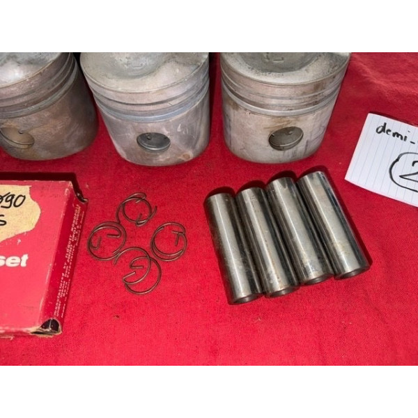 Ensemble de chemises pistons axe segments neuf origine Citroën DS 21 carbu ou IE