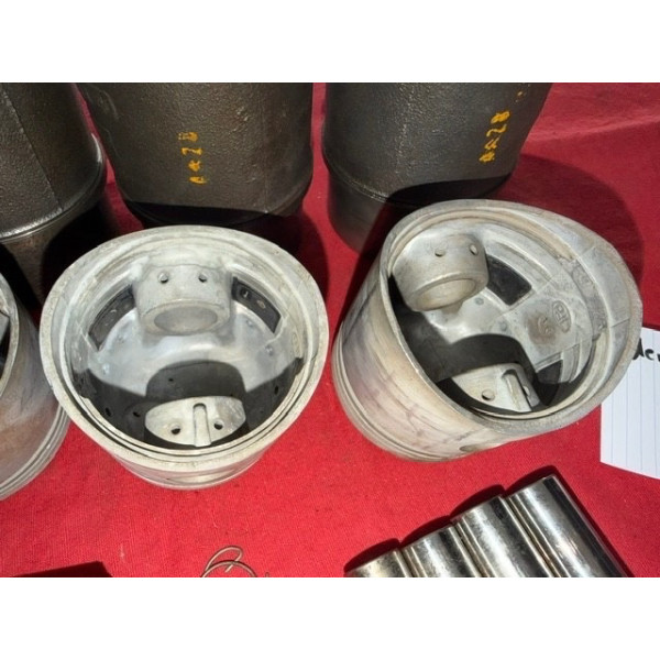 Ensemble de chemises pistons axe segments neuf origine Citroën DS 21 carbu ou IE